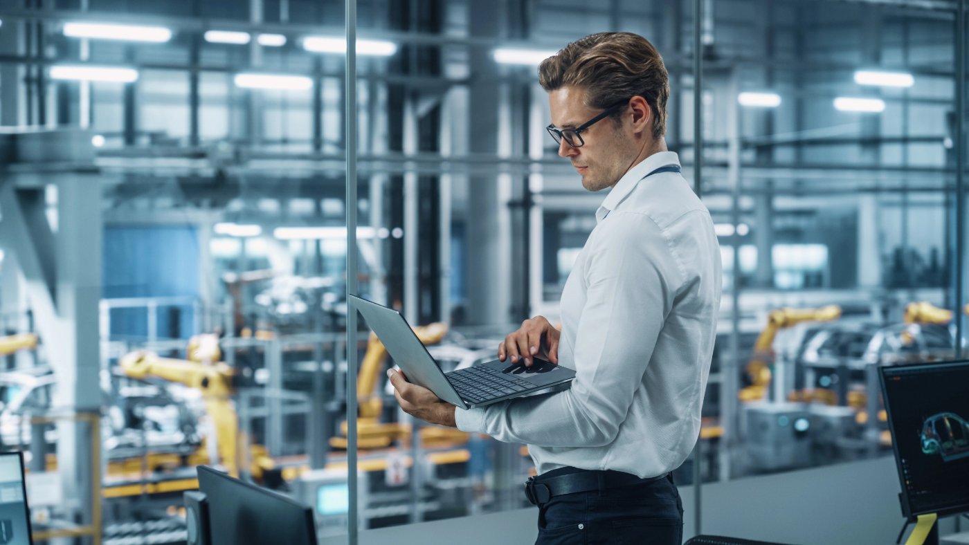 Industriefachwirt bei der Analyse von Produktionsprozessen